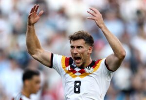 Leon Goretzka reklamiert mit beiden Armen im Sechzehntelfinale der WM 2026 zwischen Deutschland und Paraguay am 29. Juni 2026 im Boston Stadium in Foxborough. (Megan Briggs / Getty Images North America via Getty Images)