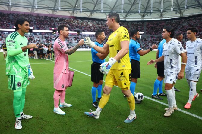 Lionel Messi begrüßt vor dem Anpfiff Torhüter Andres Sanchez von Atletico San Luis: Der Kapitän von Inter Miami CF führt sein Team am 5. August 2026 im Nu Stadium in Miami in die Gruppenphase des Leagues Cup. (Megan Briggs / Getty Images North America via Getty Images)