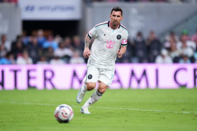 Lionel Messi führt den Ball im MLS-Spiel von Inter Miami gegen Columbus Crew am 1. August 2026 im Nu Stadium in Miami. Rich Storry / Getty Images North America via Getty Images