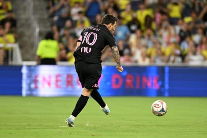 Lionel Messi vergibt im GEODIS Park von Nashville einen Elfmeter: Der Kapitän von Inter Miami CF scheiterte beim MLS-Spiel bei Nashville SC am 15. August 2026 vom Punkt. Carly Mackler / Getty Images North America via Getty Images