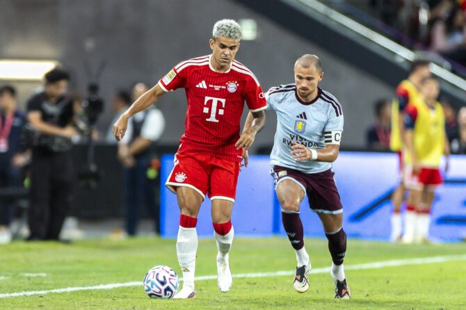 Luis Diaz vom FC Bayern München (links) im Zweikampf mit Matty Cash von Aston Villa. Der Sommerneuzugang der Münchner setzte sich beim Audi Football Summit 2026 am 7. August im Kai Tak Stadium in Hongkong gegen den englischen Premier-League-Klub in Szene. (Yu Chun Christopher Wong / Eurasia Sport Images via Getty Images)