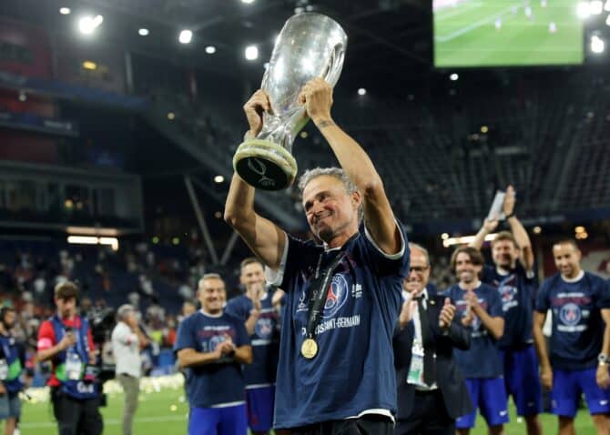 Trainer Luis Enrique stemmt am 12. August 2026 im Stadion Salzburg den Pokal des UEFA Supercups in die Höhe. Der Coach von Paris Saint-Germain feiert damit den Sieg seiner Mannschaft im Endspiel gegen Aston Villa. (Alex Grimm / Getty Images Europe via Getty Images)