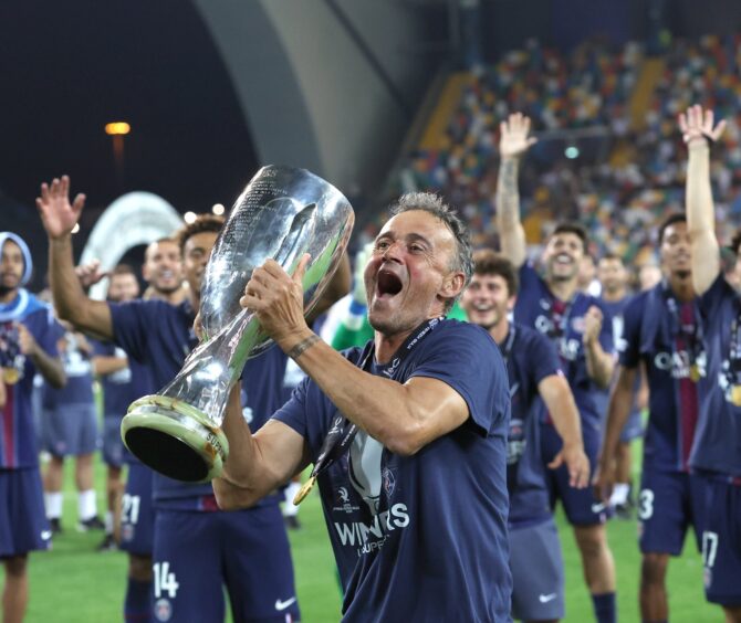 Trainer Luis Enrique präsentiert am 13. August 2025 im Stadio Friuli in Udine den Pokal des UEFA Supercups. Der Coach von Paris Saint-Germain hatte mit seiner Mannschaft zuvor das Endspiel gegen Tottenham Hotspur gewonnen. (Claudio Villa / Getty Images Europe via Getty Images)