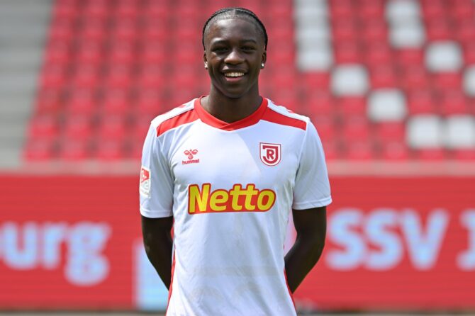 Mansour Ouro-Tagba posiert am 18. Juli 2024 bei der Teampräsentation des SSV Jahn Regensburg im Jahnstadion für die Fotografen. Der Offensivspieler stellte sich dort gemeinsam mit dem Rest des Regensburger Kaders den Kameras. (Sebastian Widmann / Getty Images Europe via Getty Images)