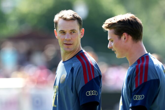 Manuel Neuer und Jonas Urbig im Trainingslager des FC Bayern München: Die beiden Torhüter stehen am 28. Juli 2026 im Stadion am Birkenmoos in Rottach-Egern gemeinsam auf dem Platz. (Alexander Hassenstein / Getty Images Europe via Getty Images)
