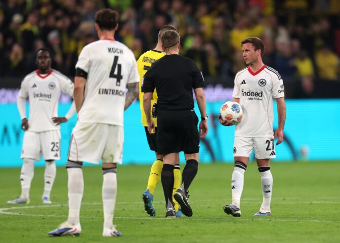 Mario Götze von Eintracht Frankfurt reagiert enttäuscht im Bundesligaspiel bei Borussia Dortmund