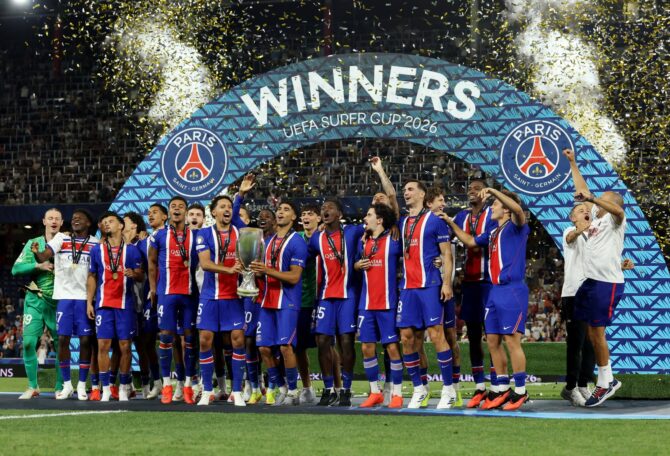 Marquinhos und Achraf Hakimi recken am 12. August 2026 im Stadion Salzburg gemeinsam den Pokal des UEFA Supercups nach oben. Die beiden Führungsspieler von Paris Saint-Germain feiern den Erfolg im Endspiel gegen Aston Villa. (Alexander Hassenstein / Getty Images Europe via Getty Images)