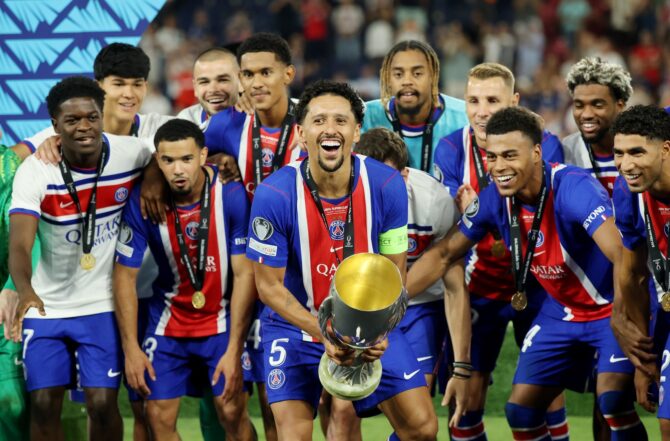 Marquinhos setzt am 12. August 2026 im Stadion Salzburg zum Jubel an, bevor er den Pokal des UEFA Supercups in die Höhe reißt. Der Kapitän von Paris Saint-Germain führte sein Team zuvor zum Sieg über Aston Villa. (Alex Grimm / Getty Images Europe via Getty Images)