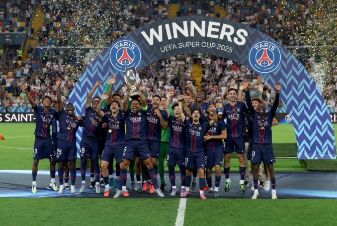Marquinhos stemmt am 13. August 2025 im Stadio Friuli in Udine den Pokal des UEFA Supercups in die Höhe. Der Kapitän von Paris Saint-Germain feierte damit den Sieg seiner Mannschaft im Endspiel gegen Tottenham Hotspur. (Claudio Villa / Getty Images Europe via Getty Images)