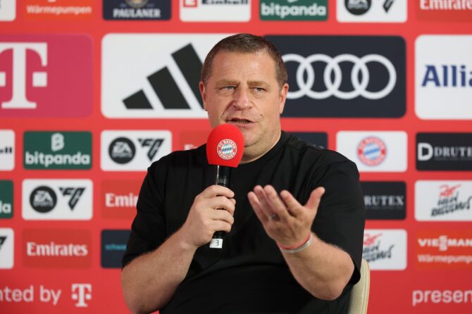 Max Eberl spricht am 29. Juli 2026 in Rottach-Egern bei einer Pressekonferenz zu den Medienvertretern. Der Sportvorstand des FC Bayern München stellte sich im Sommertrainingslager den Fragen der Journalisten. (Alexander Hassenstein / Getty Images Europe via Getty Images)