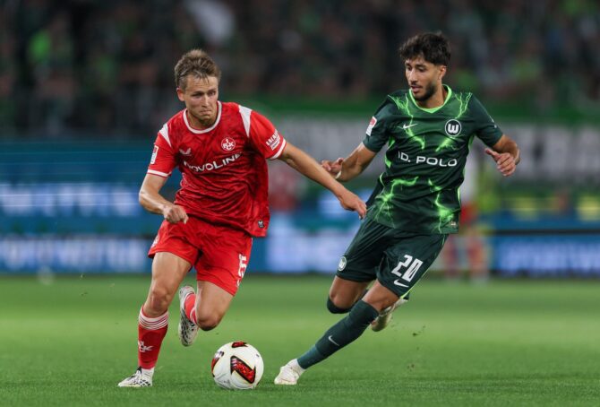 Naatan Skyttä vom 1. FC Kaiserslautern und Wolfsburgs Muhammed Damar kämpfen im Zweitliga-Duell am 8. August 2026 in der Volkswagen Arena um den Ball. Selim Sudheimer / Getty Images Europe via Getty Images
