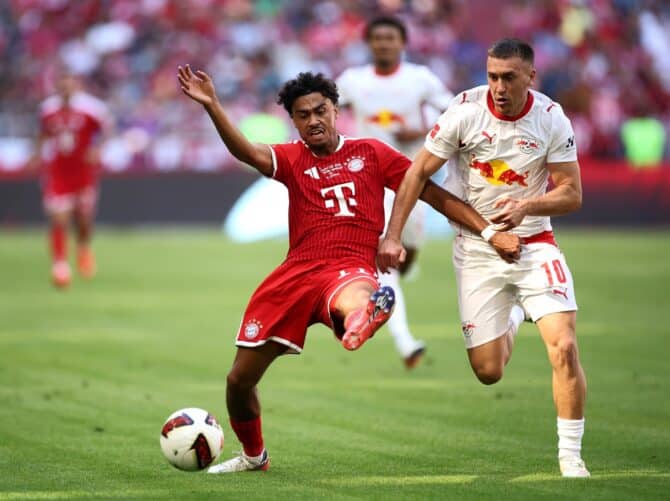 Nathaniel Brown vom FC Bayern München im Zweikampf mit Brajan Gruda von RB Leipzig. Die beiden trafen sich am 15. August 2026 im Telekom Cup in der Allianz Arena, beide trugen sich später in die Torschützenliste ein. (Alex Grimm / Getty Images Europe via Getty Images)