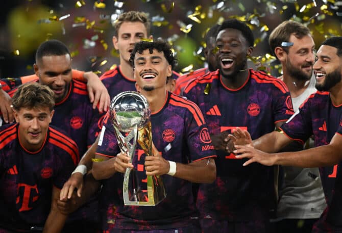 DORTMUND, DEUTSCHLAND - 22. August 2026: Nathaniel Brown vom FC Bayern München stemmt nach dem Franz-Beckenbauer-Supercup gegen Borussia Dortmund im Signal Iduna Park die Trophäe in die Höhe. (Foto: Stuart Franklin/Getty Images)