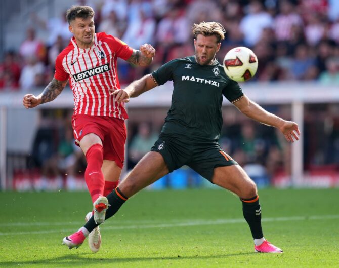 Niclas Füllkrug von Werder Bremen im Zweikampf mit Lukas Kübler vom SC Freiburg beim Bundesliga-Spiel am 30. August 2026 im Europa-Park Stadion. (Daniela Porcelli / Getty Images Europe via Getty Images)