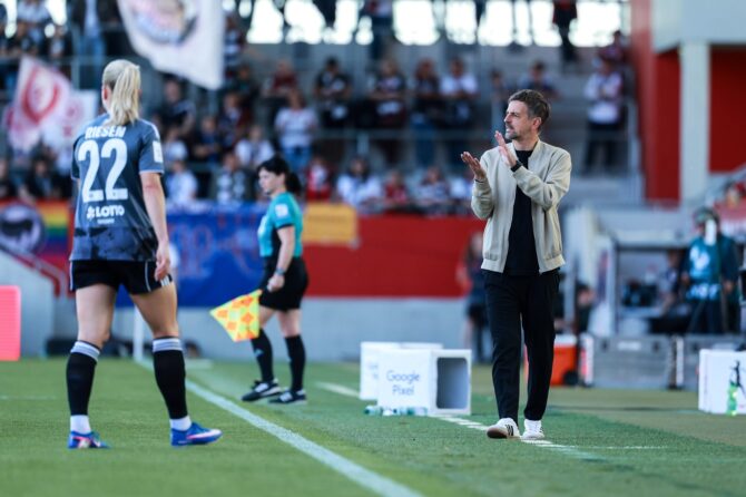 Niko Arnautis, Cheftrainer der Frauen von Eintracht Frankfurt, verfolgt am 9. Mai 2026 auf dem FCB Campus in München das Bundesligaspiel seiner Mannschaft beim FC Bayern München und reagiert sichtlich angespannt auf eine Szene. (Jasmin Walter / Getty Images Europe via Getty Images)