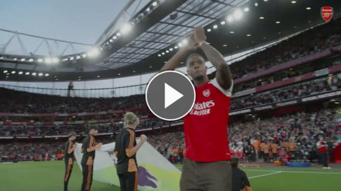 Ezri Konsa im Emirates Stadium herzlich empfangen