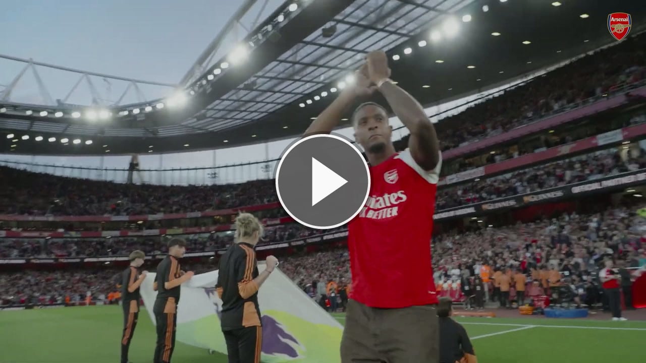 Fußball Videos Ezri Konsa im Emirates Stadium herzlich empfangen