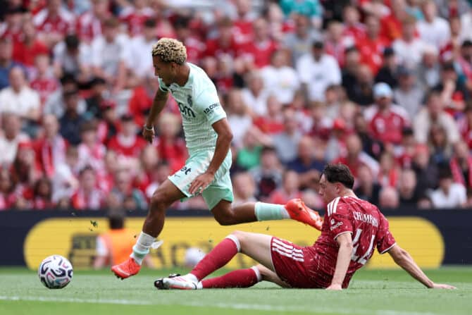 LIVERPOOL, ENGLAND - 09. August 2026: Paris Brunner von der AS Monaco im Zweikampf mit Liverpools Luke Chambers während des Testspiels zwischen dem FC Liverpool und Monaco an der Anfield Road. (Foto: Naomi Baker/Getty Images)