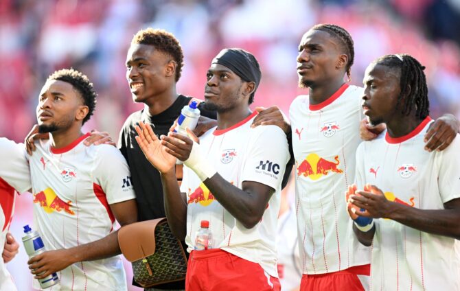 Die Spieler von RB Leipzig feiern nach dem Abpfiff des Bundesliga-Spiels gegen Borussia Mönchengladbach am 29. August 2026 in der Leipziger Red Bull Arena. (Stuart Franklin / Getty Images Europe via Getty Images)