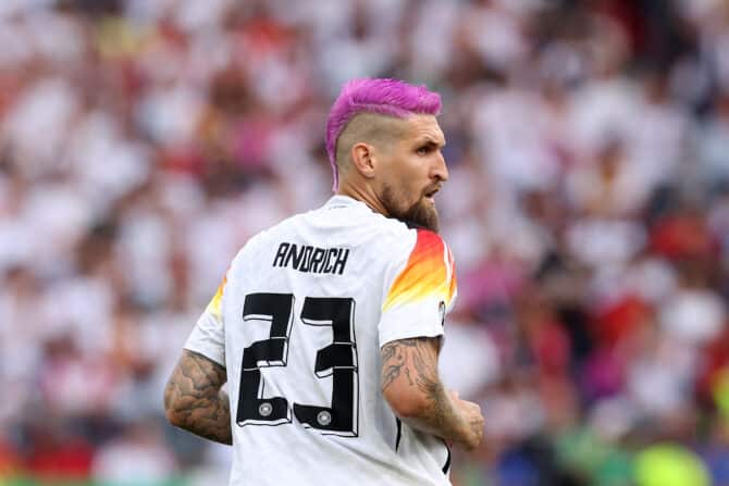 STUTTGART, DEUTSCHLAND - 05. Juli 2024: Robert Andrich mit pink gefärbten Haaren während des EM-Viertelfinales 2024 zwischen Deutschland und Spanien in der Stuttgart Arena. (Foto: Alexander Hassenstein/Getty Images)