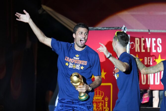 Rodri feiert am 20. Juli 2026 auf der Bühne in Madrid den WM-Titel. Der Mittelfeldspieler war Teil der spanischen Auswahl, die im Endspiel der Weltmeisterschaft 2026 im New York New Jersey Stadium Argentinien bezwungen hatte. (Diego Souto / Getty Images Europe via Getty Images)