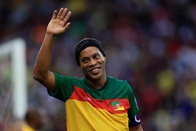RIO DE JANEIRO, BRASILIEN - 26. Mai 2024: Ronaldinho Gaúcho begrüßt die Fans beim Benefizspiel Futebol Solidário im Maracanã-Stadion, das zugunsten der Opfer der schweren Überschwemmungen in Rio Grande do Sul ausgetragen wurde. (Foto: Buda Mendes/Getty Images)