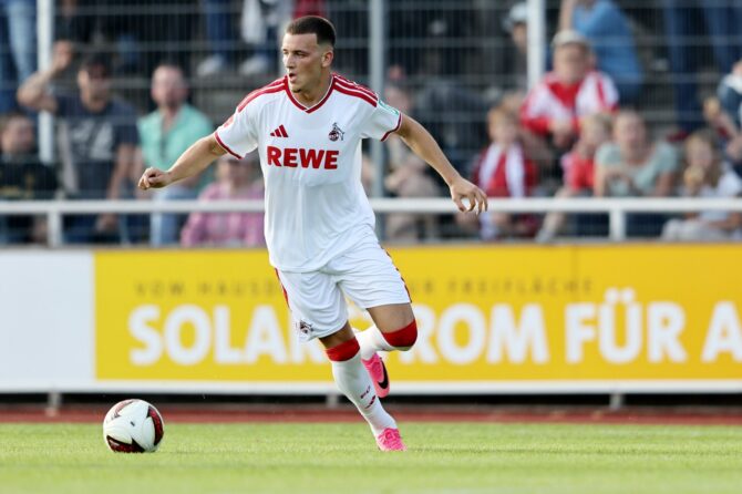 Said El Mala treibt am 23. Juli 2026 in der BELKAW Arena in Bergisch Gladbach den Ball nach vorne. Der Offensivspieler des 1. FC Köln war im Testspiel beim SV Bergisch Gladbach 09 im Einsatz. (Christof Koepsel / Getty Images Europe via Getty Images)