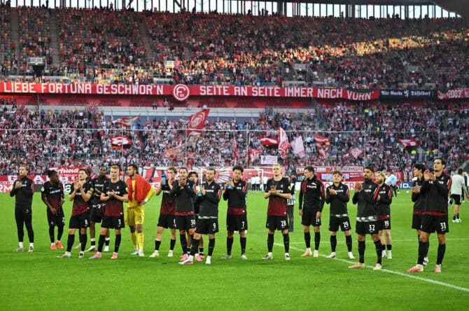 Die Spieler des SC Freiburg feiern nach dem DFB-Pokal-Spiel gegen Fortuna Düsseldorf in der Merkur Spiel-Arena.