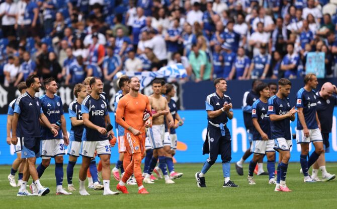 Die Spieler des FC Schalke 04 applaudieren nach dem Testspiel gegen Real Madrid am 16. August 2026 in der Veltins-Arena in Gelsenkirchen ihren Fans. (Christof Koepsel / Getty Images Europe via Getty Images)