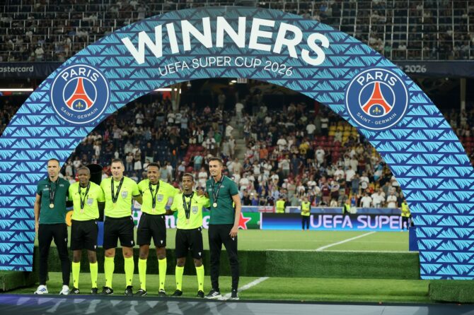 Das Schiedsrichterteam um Referee Omar Abdulkadir Artan mit den Assistenten Liban Ahmed und Stephen Yiembe, Videoschiedsrichter Marco Di Bello, dessen Assistent Guillermo Cuadra Fernandez und dem vierten Offiziellen Rade Obrenovic stellt sich am 12. August 2026 nach der Medaillenübergabe im Stadion Salzburg zum Foto auf. Zuvor hatte das Team das Endspiel des UEFA Supercups zwischen Paris Saint-Germain und Aston Villa geleitet. (Alex Grimm / Getty Images Europe via Getty Images)