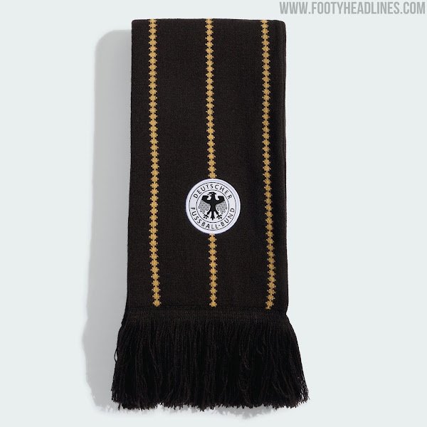 Schal zum schwarzen DFB-Trikot 2026 mit goldenen Nadelstreifen und historischem DFB-Wappen. (Bild: Footy Headlines)