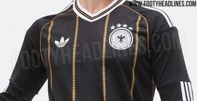 Das geleakte schwarze DFB-Trikot 2026 von adidas mit goldenen Nadelstreifen, weiß-goldenem V-Ausschnitt, Trefoil-Logo und historischem DFB-Wappen. (Bild: Footy Headlines)