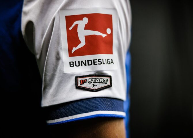 Nahaufnahme des neuen Startelfdebüt-Patches unterhalb des Bundesliga-Logos auf dem Trikotärmel