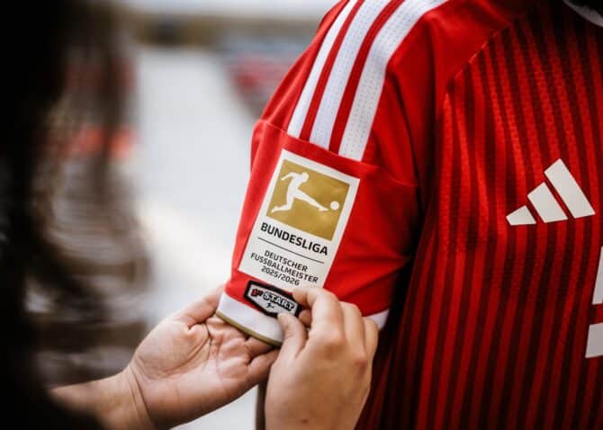 Das Startelfdebüt-Patch auf dem Ärmel eines Trikots des FC Bayern München unter dem goldenen Meister-Logo
