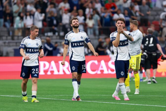 Ryan Gauld, Thomas Müller und Tristan Blackmon von den Vancouver Whitecaps reagieren nach dem MLS-Spiel gegen den Los Angeles FC am 1. August 2026 im BC Place in Vancouver. Elizabeth Ruiz Ruiz / Getty Images North America via Getty Images