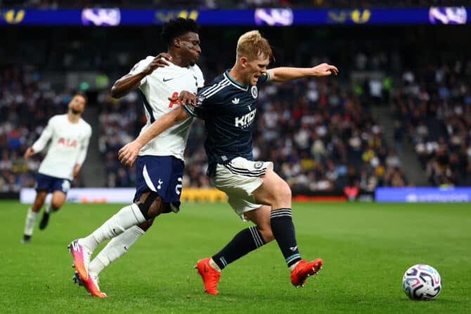 Mohammed Kudus attakiert Lewis Hall im Tottenham Hotspur Stadium am 29. August 2026 in London, England