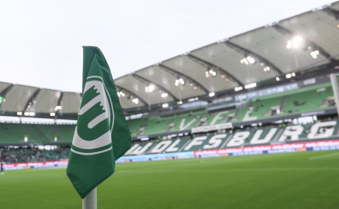 Eckfahne mit dem Logo des VfL Wolfsburg in der Volkswagen-Arena