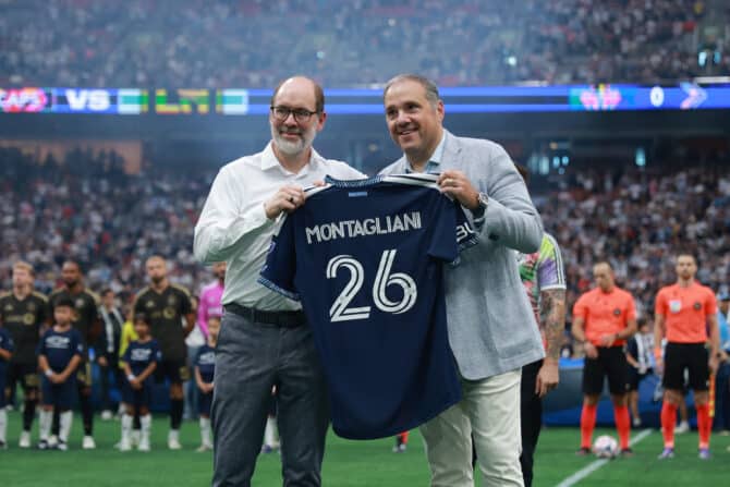 VANCOUVER, KANADA - 1. August 2026: CONCACAF-Präsident Victor Montagliani erhält von Axel Schuster, CEO und Sportdirektor der Vancouver Whitecaps, vor dem MLS-Spiel gegen Los Angeles FC ein Trikot. (Foto: Elizabeth Ruiz Ruiz/Getty Images)