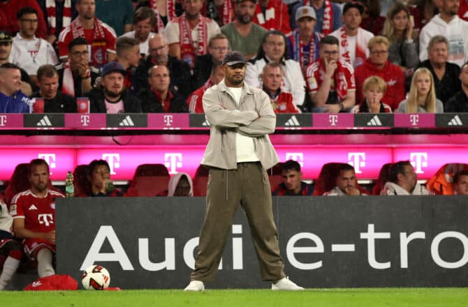 Vincent Kompany beobachtet das Bundesliga-Spiel des FC Bayern München gegen den VfB Stuttgart in der Allianz Arena.