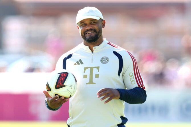 Trainer Vincent Kompany lächelt am 28. Juli 2026 im Stadion am Birkenmoos in Rottach-Egern. Der Cheftrainer des FC Bayern München leitete dort das Sommertrainingslager seiner Mannschaft. (Alexander Hassenstein / Getty Images Europe via Getty Images)