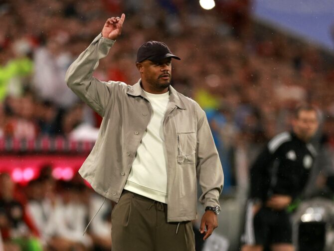 Bayern-Trainer Vincent Kompany dirigiert sein Team beim Bundesliga-Spiel gegen den VfB Stuttgart am 28. August 2026 in der Allianz Arena von der Seitenlinie. (Adam Pretty / Getty Images Europe via Getty Images)