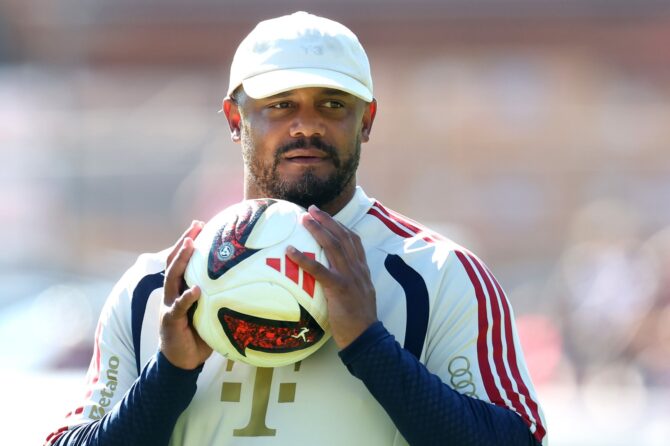 Vincent Kompany, Cheftrainer des FC Bayern, lächelt beim Sommer-Trainingslager der Münchner am 28. Juli 2026 im Stadion am Birkenmoos in Rottach-Egern. Alexander Hassenstein / Getty Images Europe via Getty Images