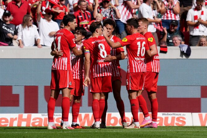 Yuito Suzuki feiert mit seinen Teamkollegen seinen Treffer zum 1:0 für den SC Freiburg gegen Werder Bremen am 30. August 2026 im Europa-Park Stadion. (Daniela Porcelli / Getty Images Europe via Getty Images)