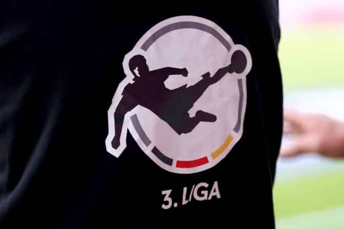 Logo der 3. Liga während des Playoff-Hinspiels zwischen Energie Cottbus und der SpVgg Unterhaching
