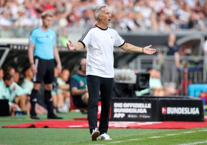 Adi Hütter reagiert am 6. September 2026 an der Seitenlinie im Deutsche Bank Park. Der Trainer von Eintracht Frankfurt verfolgt das Bundesliga Spiel gegen den FC Augsburg. (Alex Grimm / Getty Images Europe via Getty Images)
