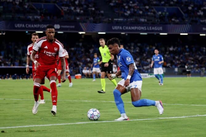 Alisson Santos von der SSC Neapel ist am 9. September 2026 im Stadio Diego Armando Maradona am Ball. Der Offensivspieler steht am ersten Spieltag der Ligaphase in der Champions League 2026/27 gegen den FC Arsenal auf dem Platz. (Maurizio Lagana / Getty Images Europe via Getty Images)