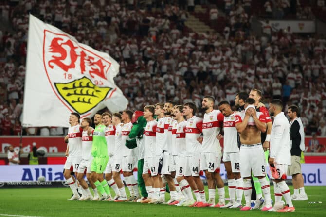Angelo Stiller und die Spieler des VfB Stuttgart bedanken sich nach dem Sieg bei den Fans