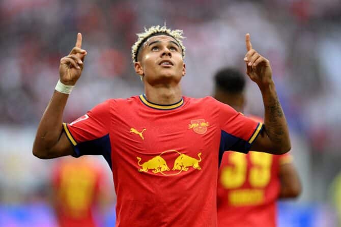 Antonio Nusa bejubelt am 13. September 2026 in der Red Bull Arena das 2:0 von RB Leipzig gegen den Hamburger SV. Der Norweger traf in der 28. Minute und legte später zwei weitere Tore auf. (Stuart Franklin / Getty Images Europe via Getty Images)