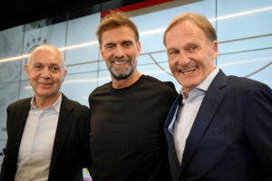 Bernd Neuendorf, Jürgen Klopp und Hans-Joachim Watzke posieren auf dem DFB-Campus