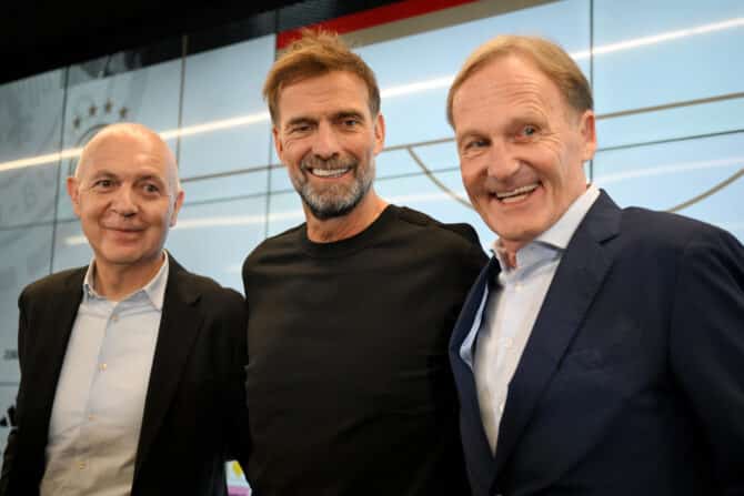 Bernd Neuendorf, Jürgen Klopp und Hans-Joachim Watzke posieren auf dem DFB-Campus